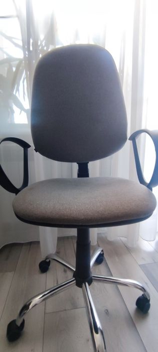 Офісний стілець сірого кольору