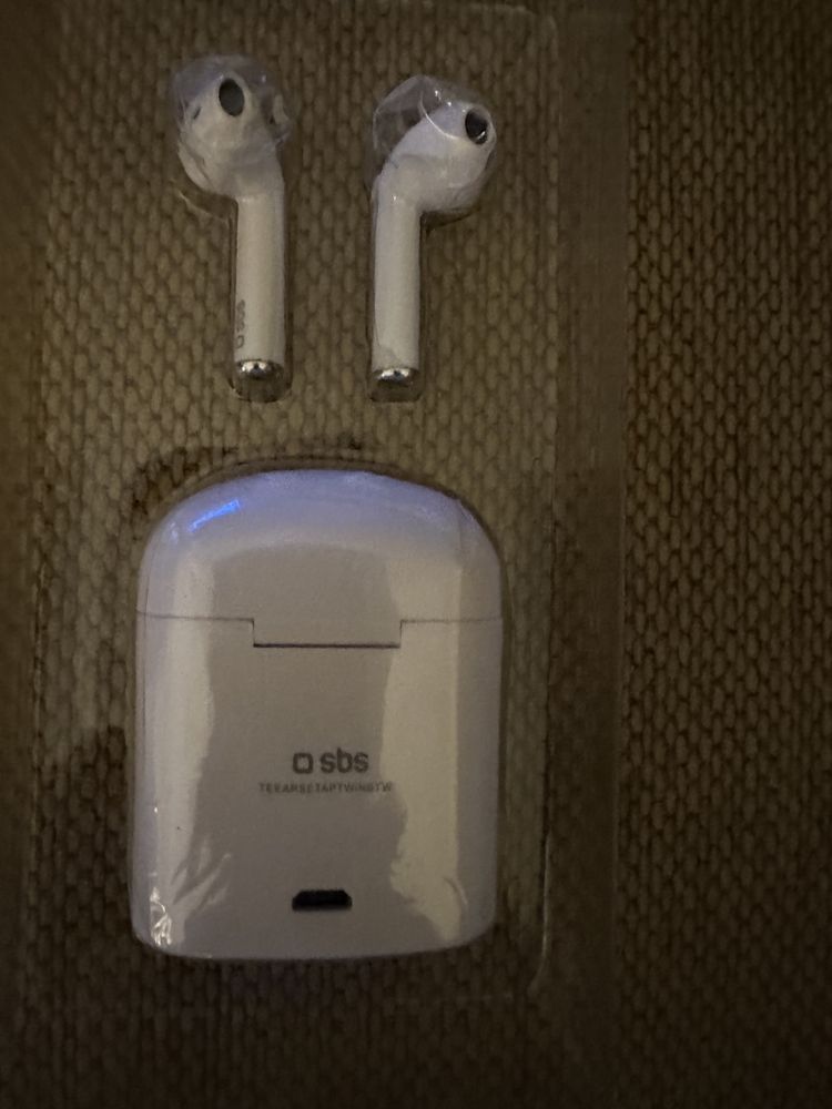 EarPods novos da marca SBS com carregador e caixa para guardar.