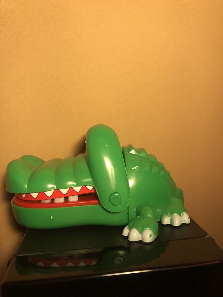 plastikowy krokodyl gra