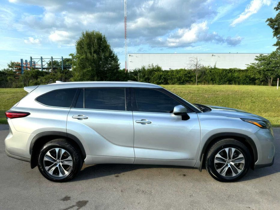 Toyota Highlander Hybrid XLE      2022