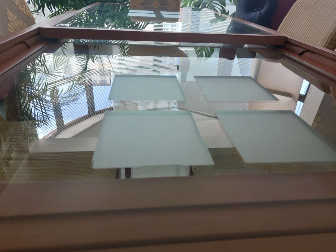 Mesa de madeira e vidro extensível
