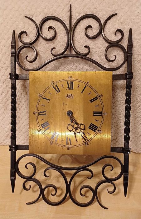 Zegar ścienny UPG Halle, lata 50/60 – mosiężna tarcza, kuta rama