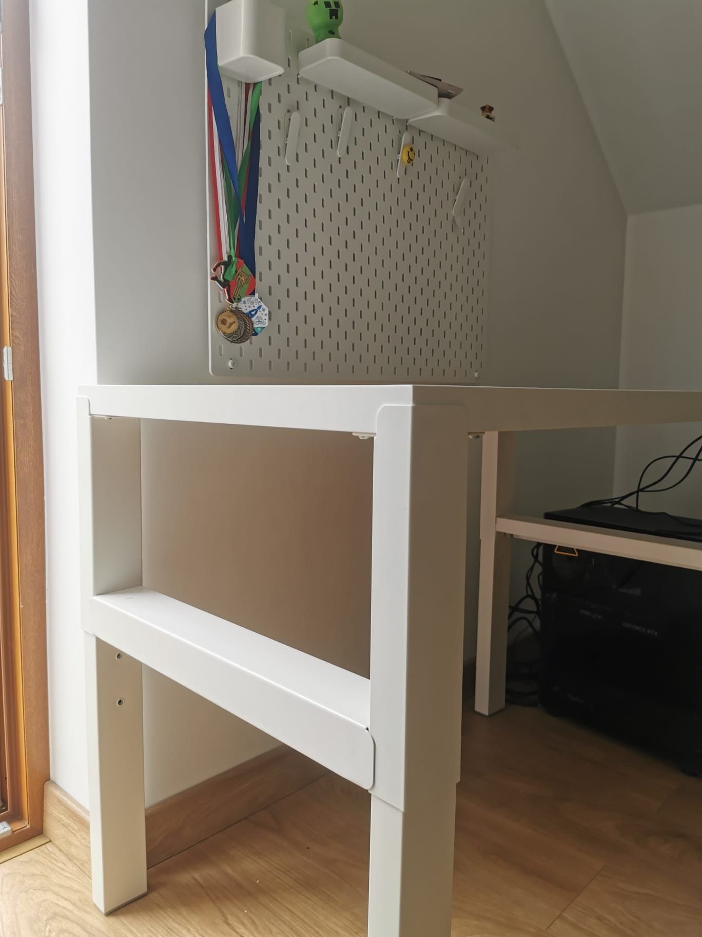 Biurko IKEA Pahl regulowane nogi. Tablica IKEA Skadis. Jak nowe.