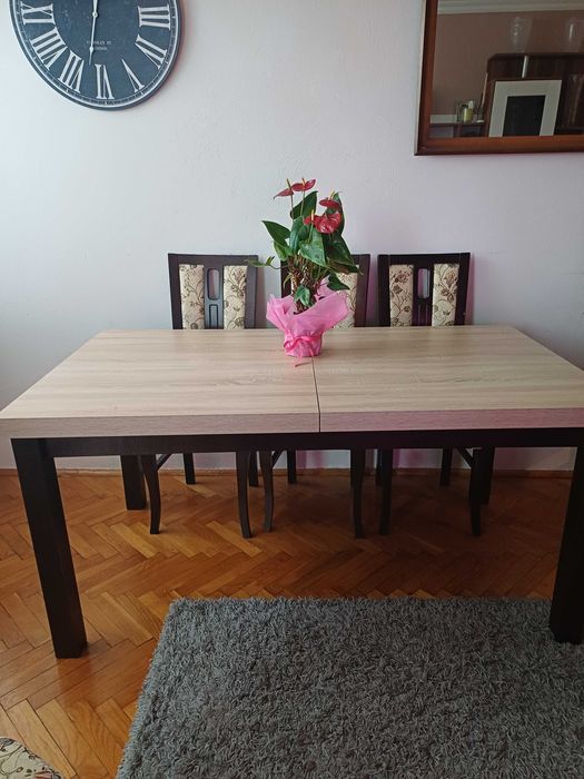 Stół rozkładany i krzesła