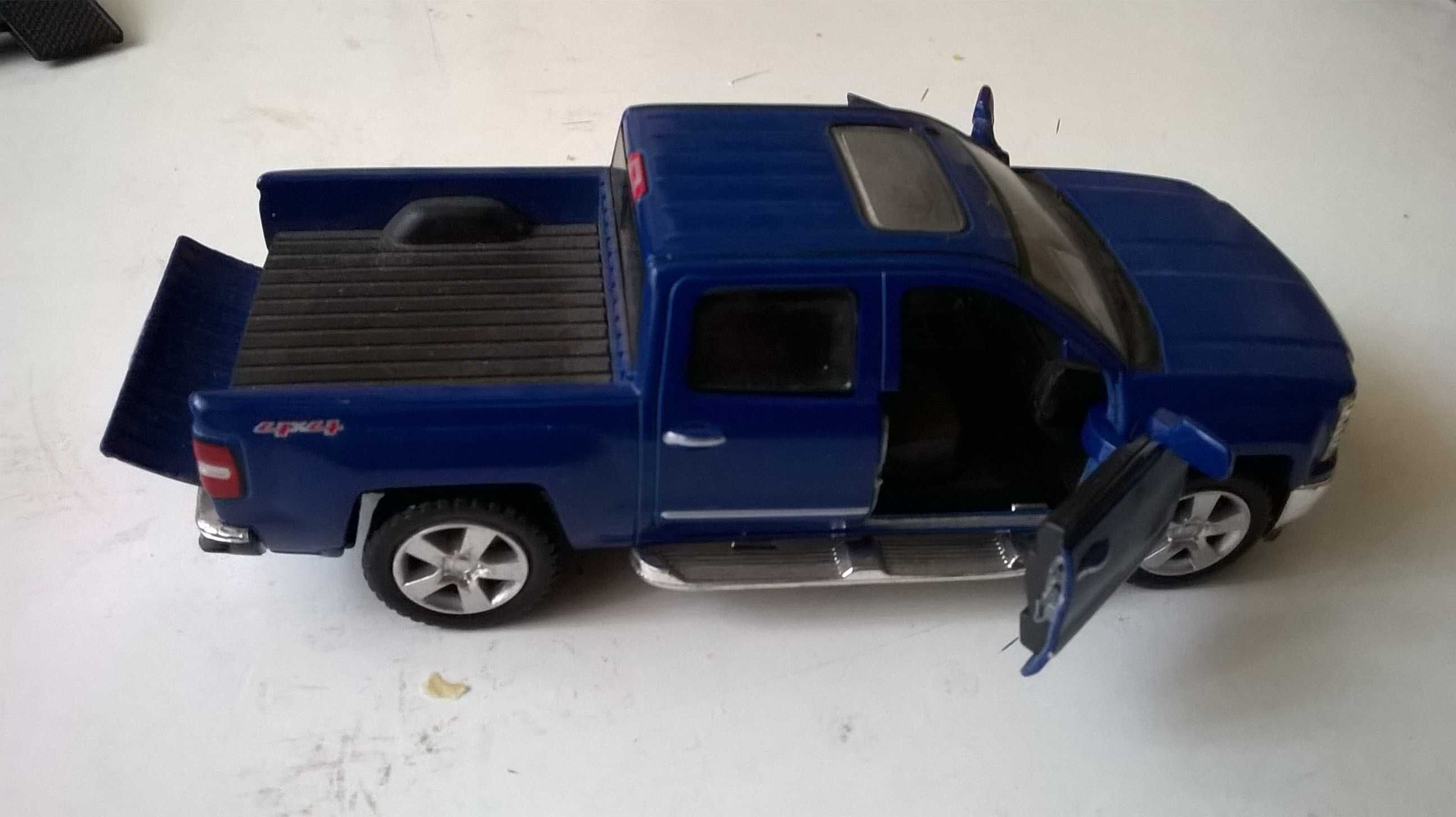 CHEVROLET Silverado model z przyczepą lawetą + pocket car