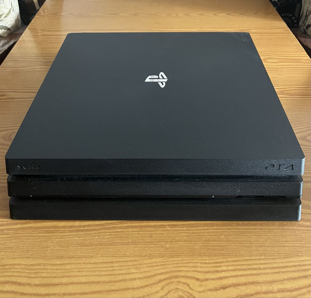 Продається ігрова консоль PS4 pro на 1 Тб