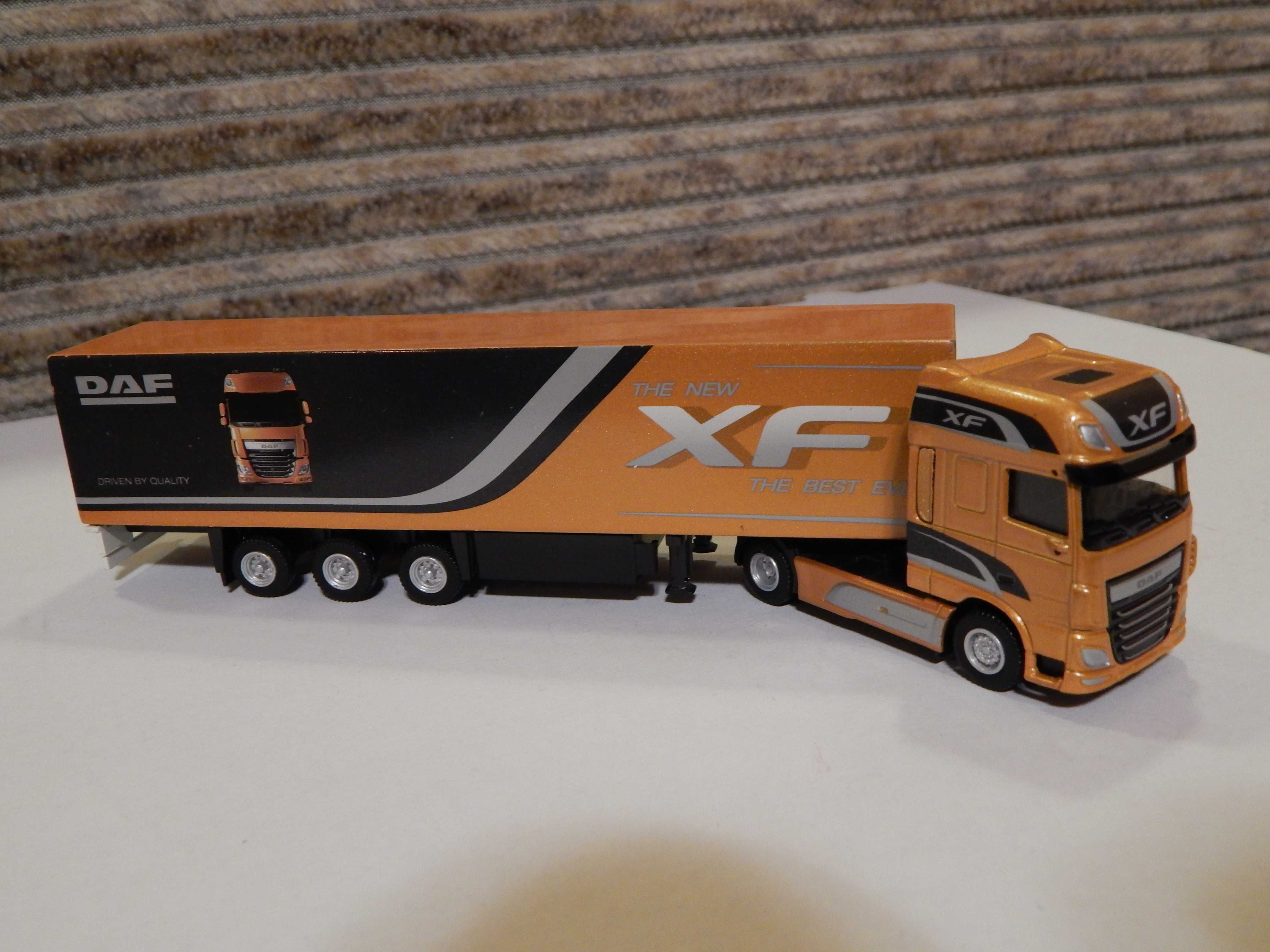 Modelik kolekcjonerski DAF XF z naczepą w skali 1:87