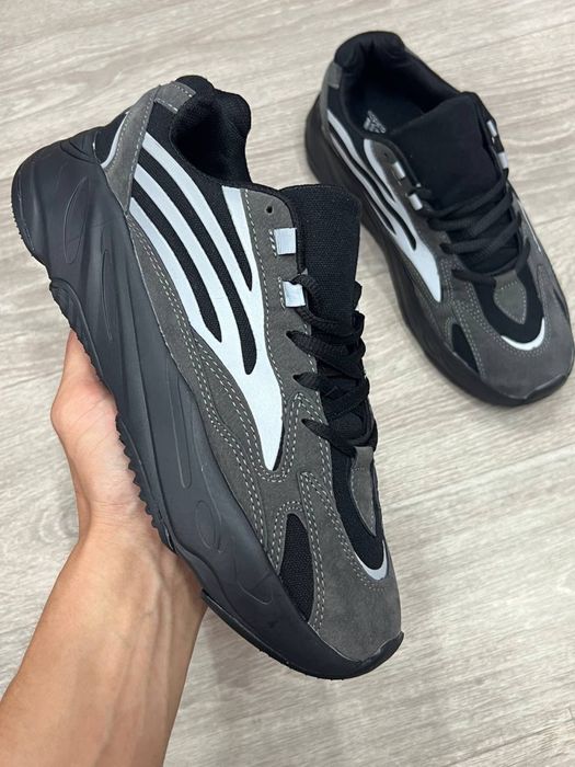 Чоловічі кросівки Adidas Yeezy Boost 700