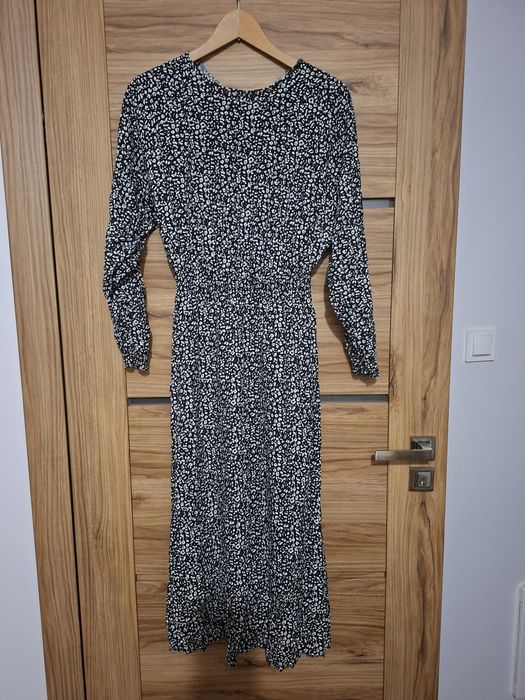 Sukienka z gumką w pasie i przy rękawach Esmara 42