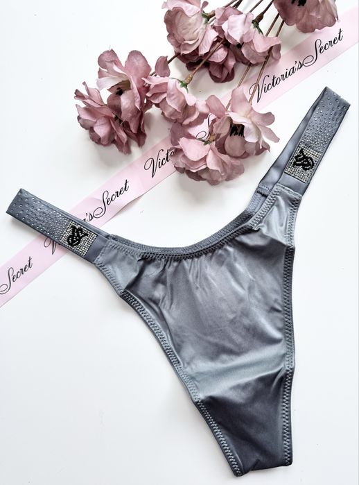 Szare stringi z kryształkami z logo VS Victoria’s Secret