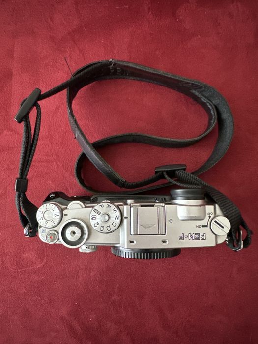 Olympus Pen-F prateada