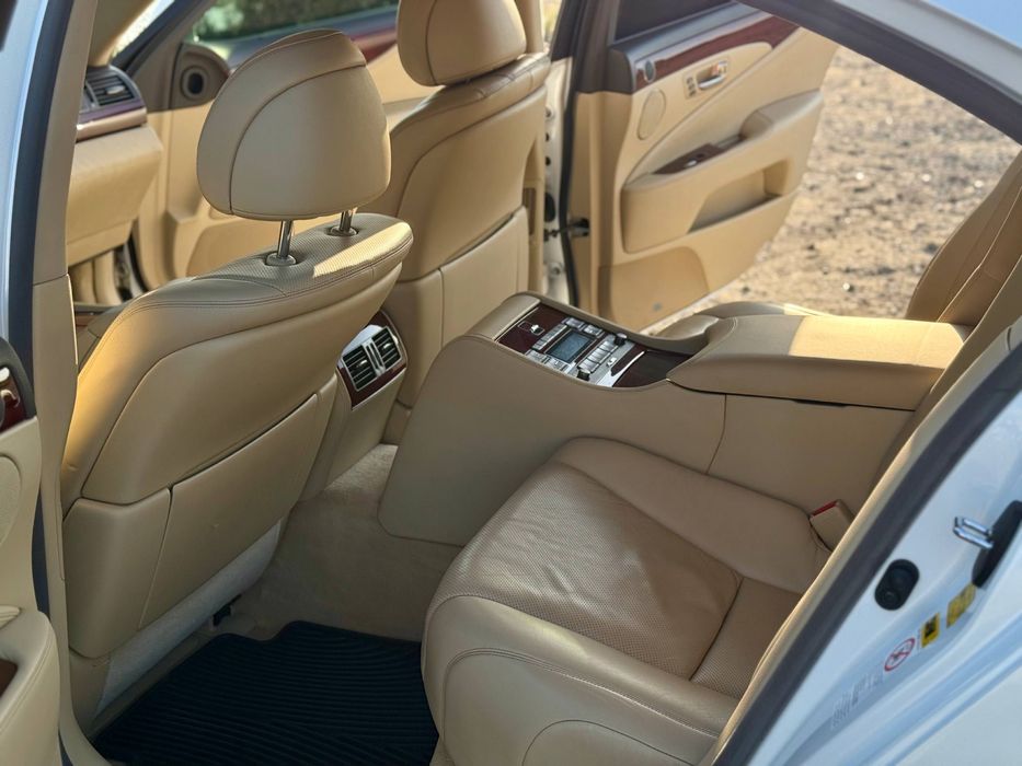 Lexus LS ottoman