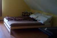 Dwuosobowe łóżko sosnowe z materacem z pianki