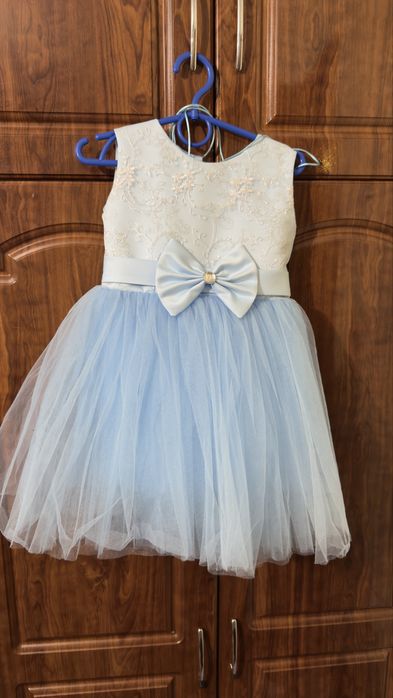 Гарна сукня на дівчинку