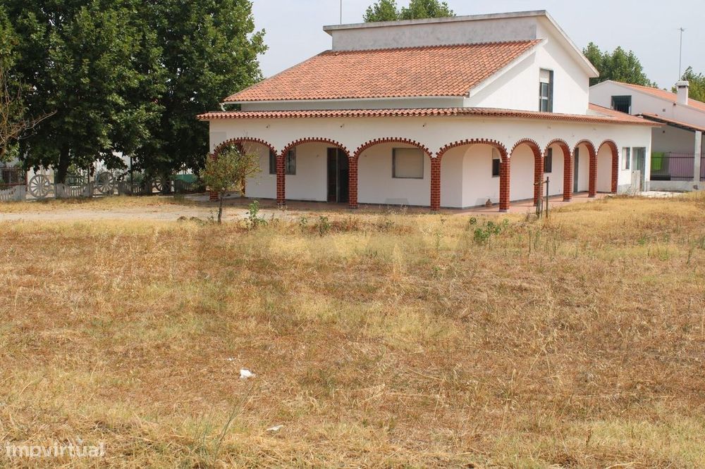 Para venda moradia T3 em Vimieiro, com todo o recheio, com terreno de