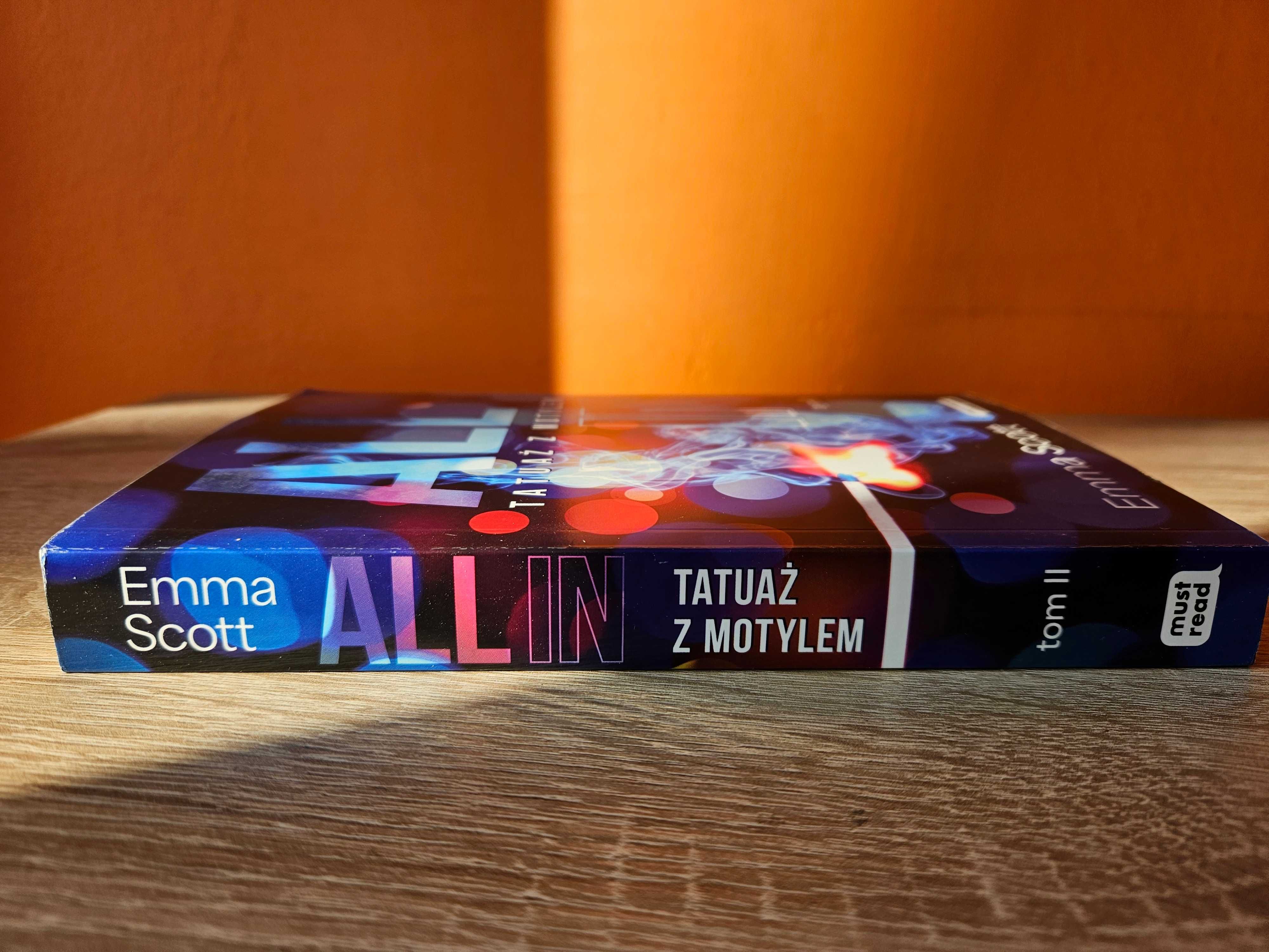 All In. Tatuaż z motylem Emma Scott jak nowa