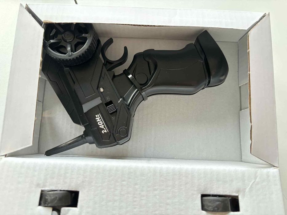 Samochód zdalnie sterowany 2.4GHz