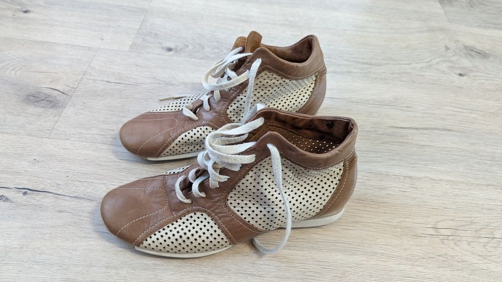 Шкіряні перфоровані кросівки 38