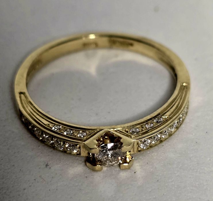 Золоте кільце з діамантами