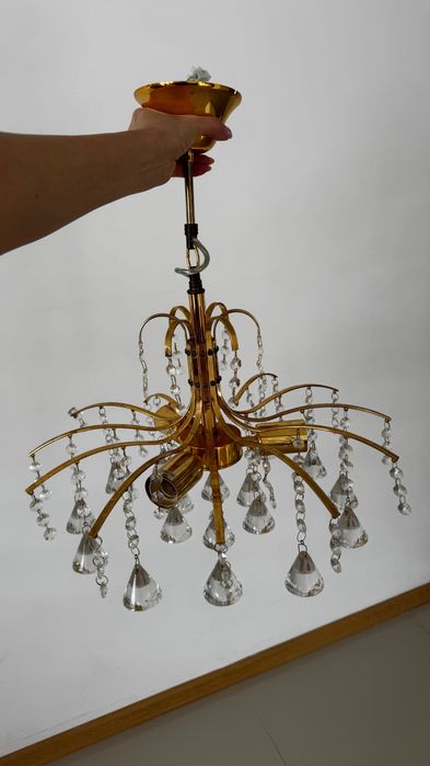 Złota lampa sufitowa z kryształkami