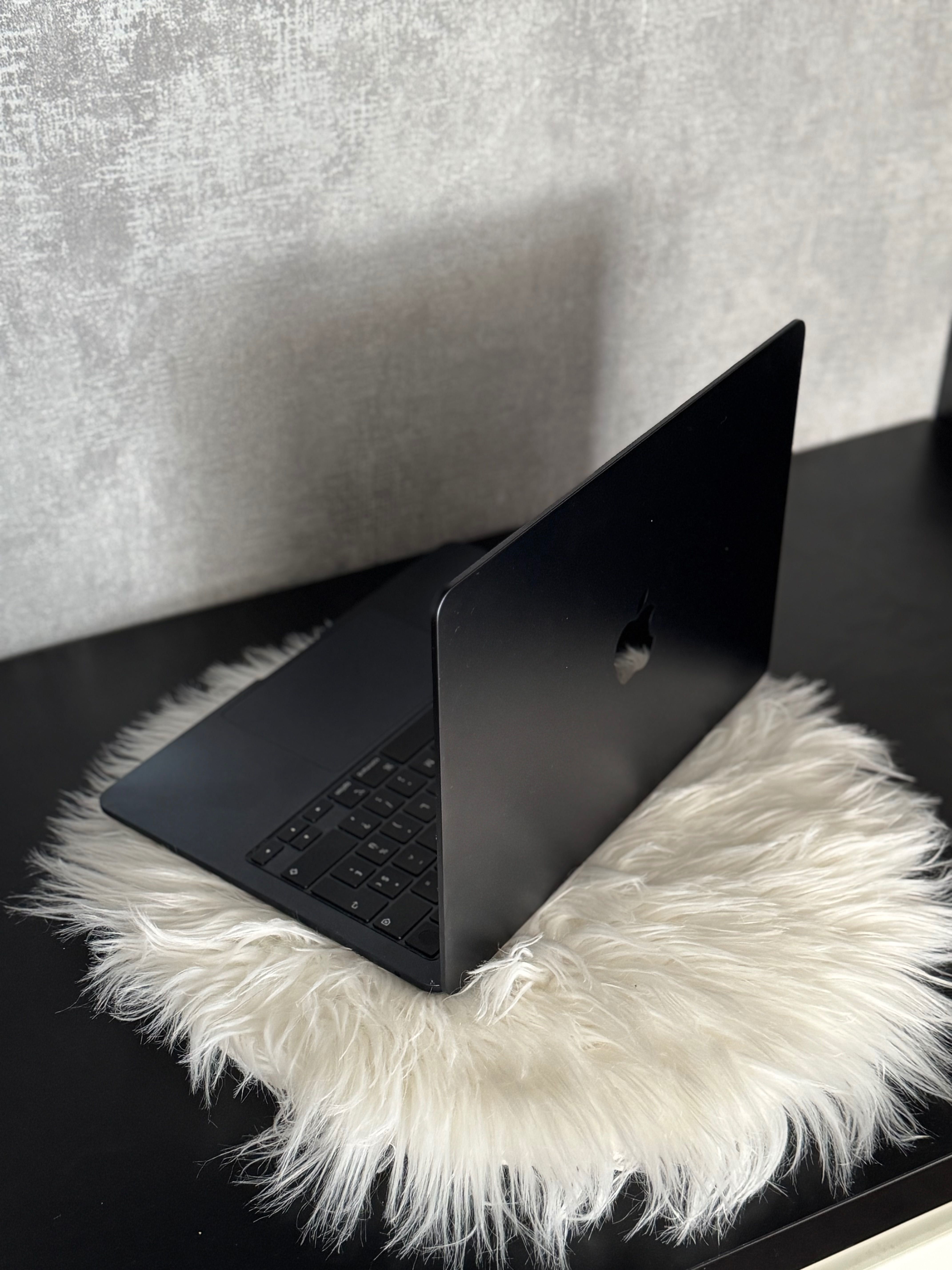 MacBook Air 13.6" (M2, 2022) • 8 ядер • 8 ГБ RAM • SSD 256 ГБ