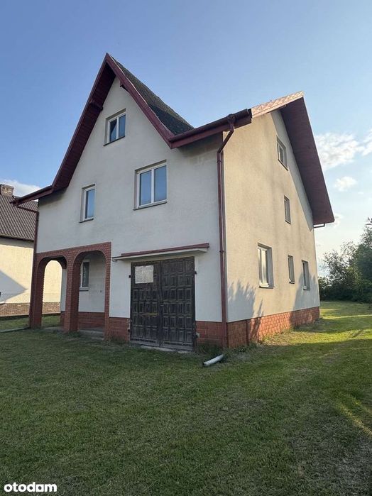 Dom z garażem w dobrej lokalizacji