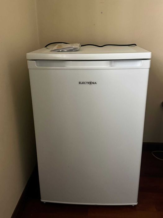 Frigorífico Pequeno ELECTRONIA - Como Novo - AutoDefrost