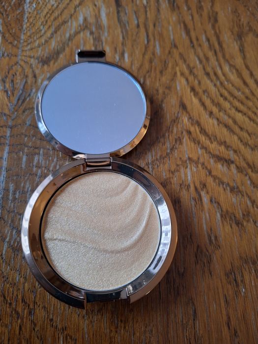 Becca - rozświetlacz Gold Lava