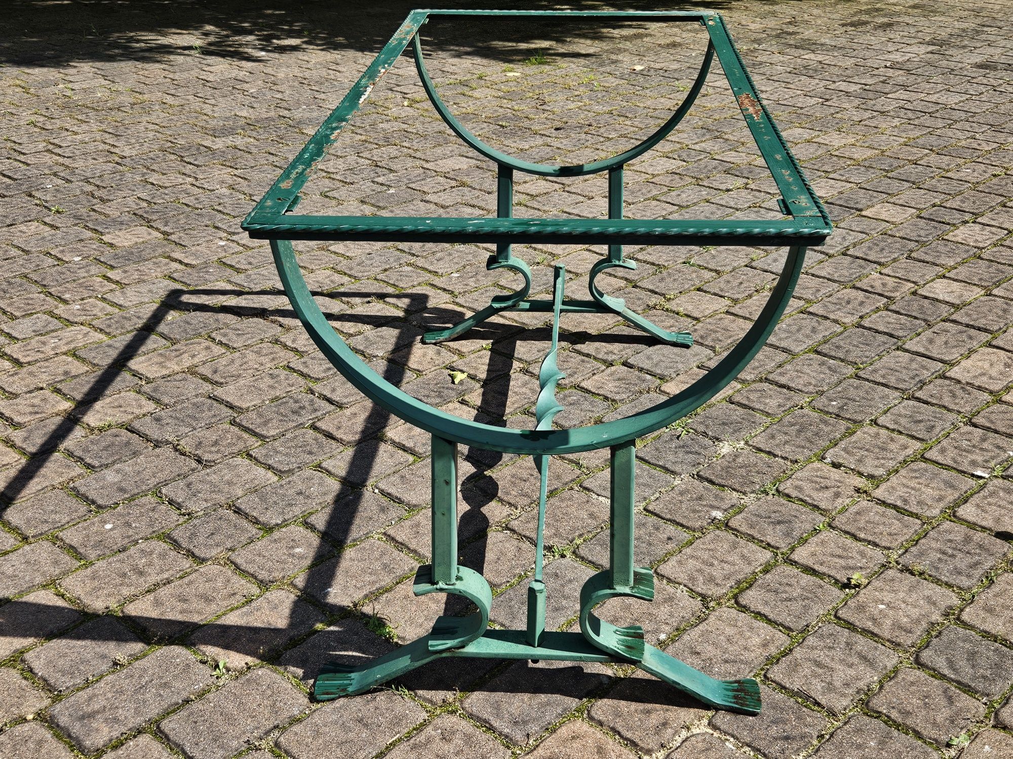 Metalowy masywny stelaż stołu do ogrodu bez blatu .