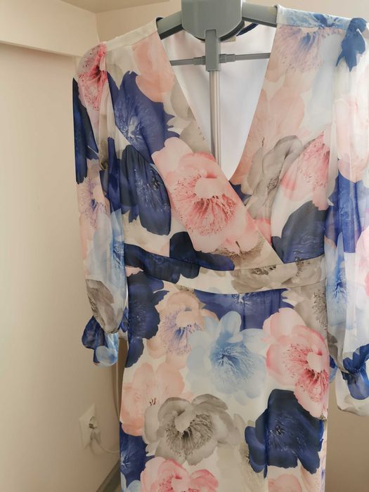 Sukienka w kwiaty długa idealna na wesele