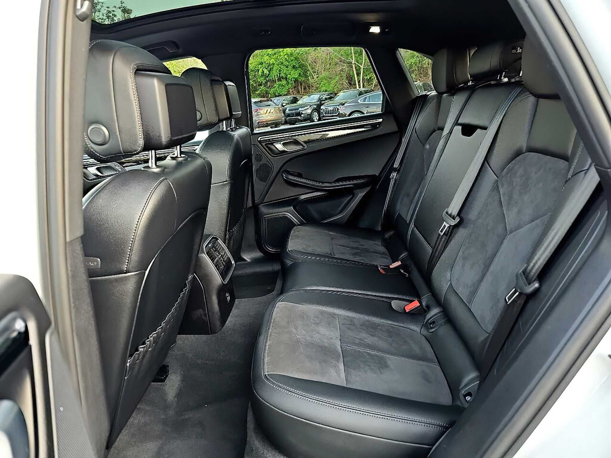 Porsche Macan Base      2021