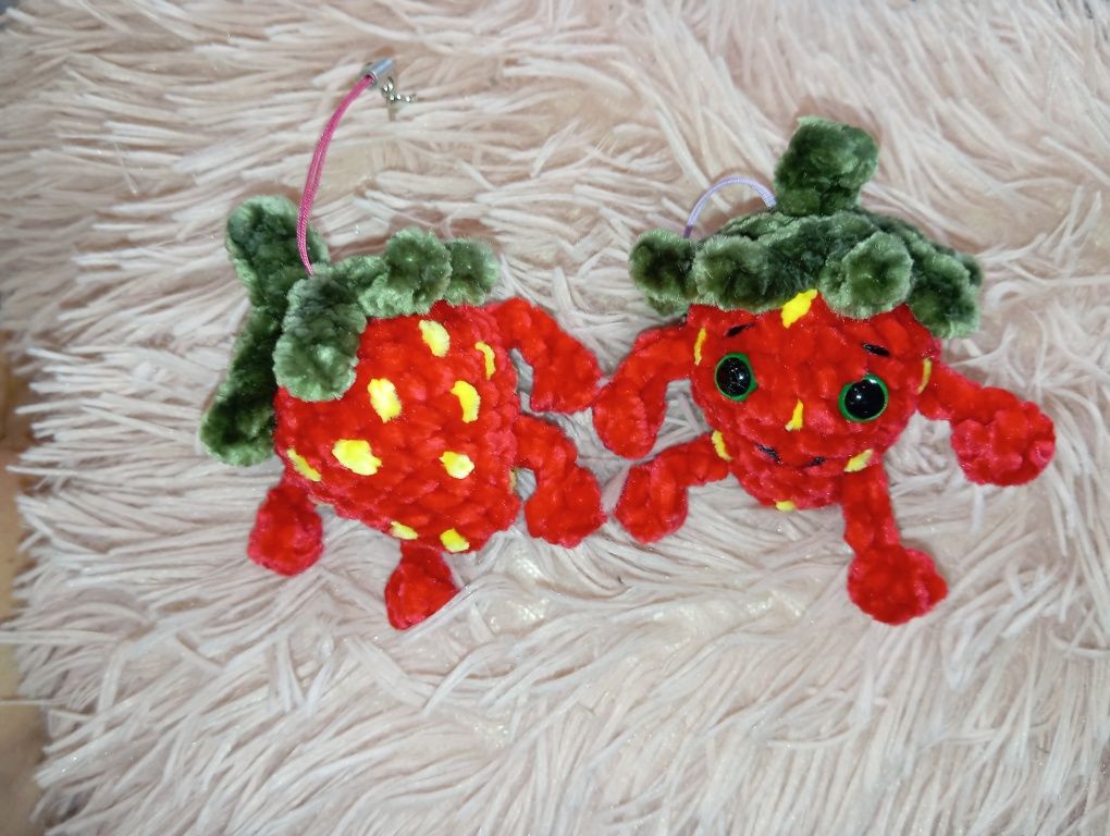 Brelok truskawka na szydełku amigurumi handmade