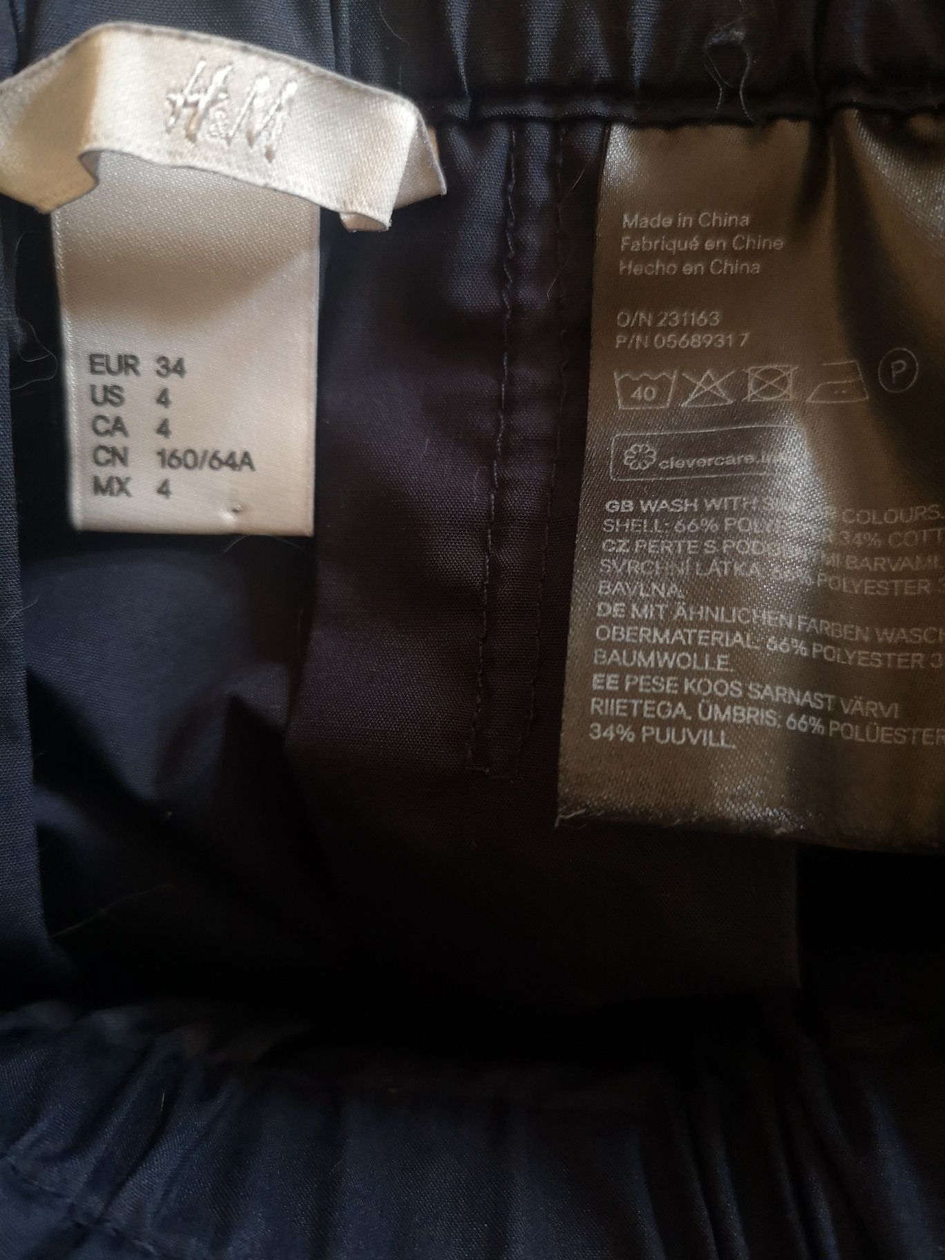 Granatowa spódnica H&M w rozmiarze XS.