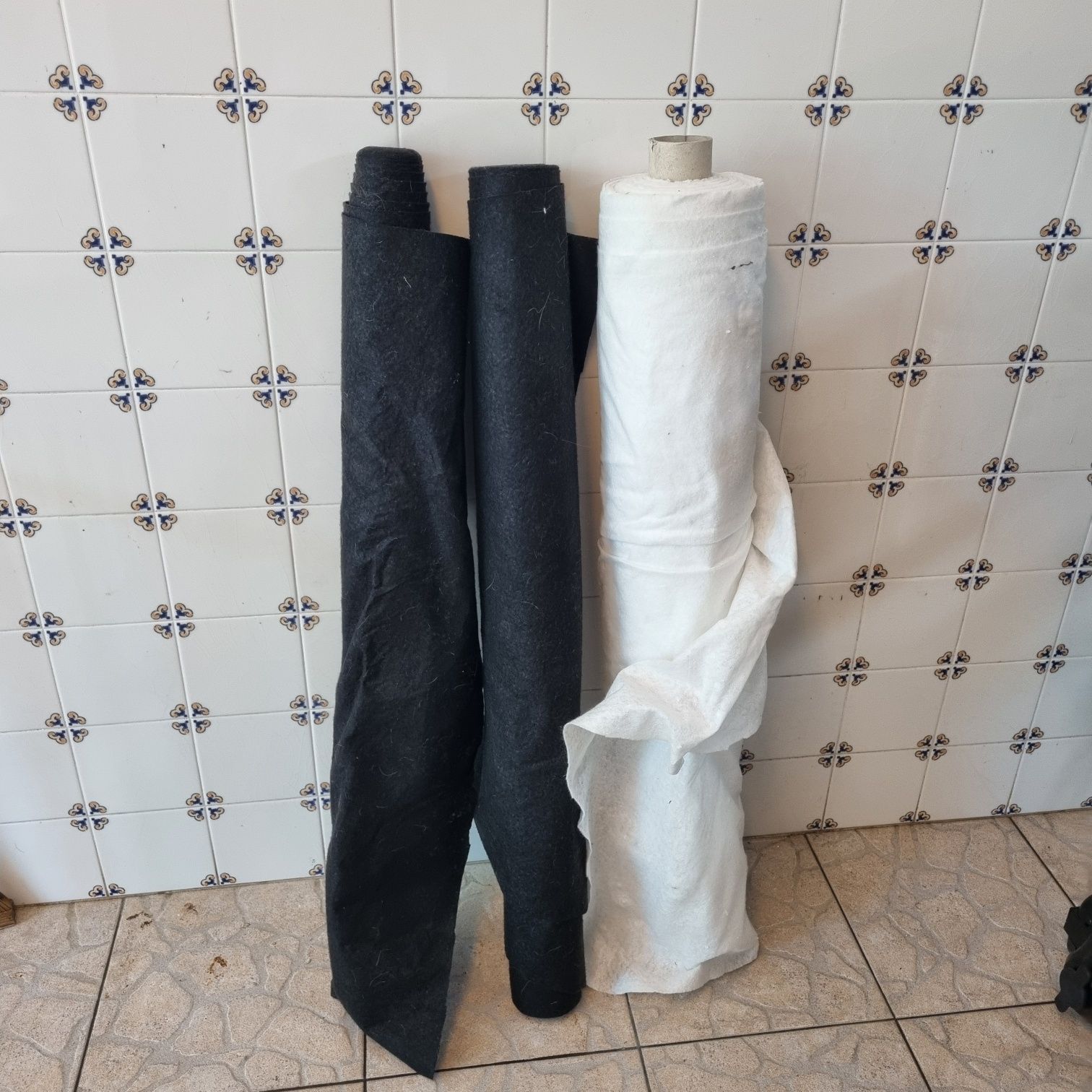Rolos de tecido feltro preto e branco