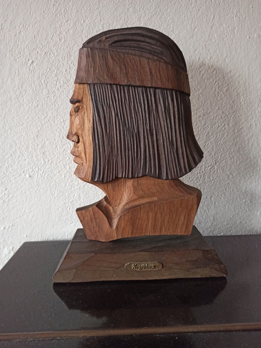 Oryginalna rzeźba argentyńska w drewnie "Indianin"