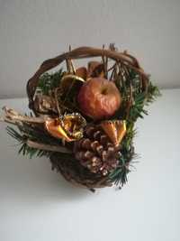 Dekoracja świąteczna koszyczek z jabłkami