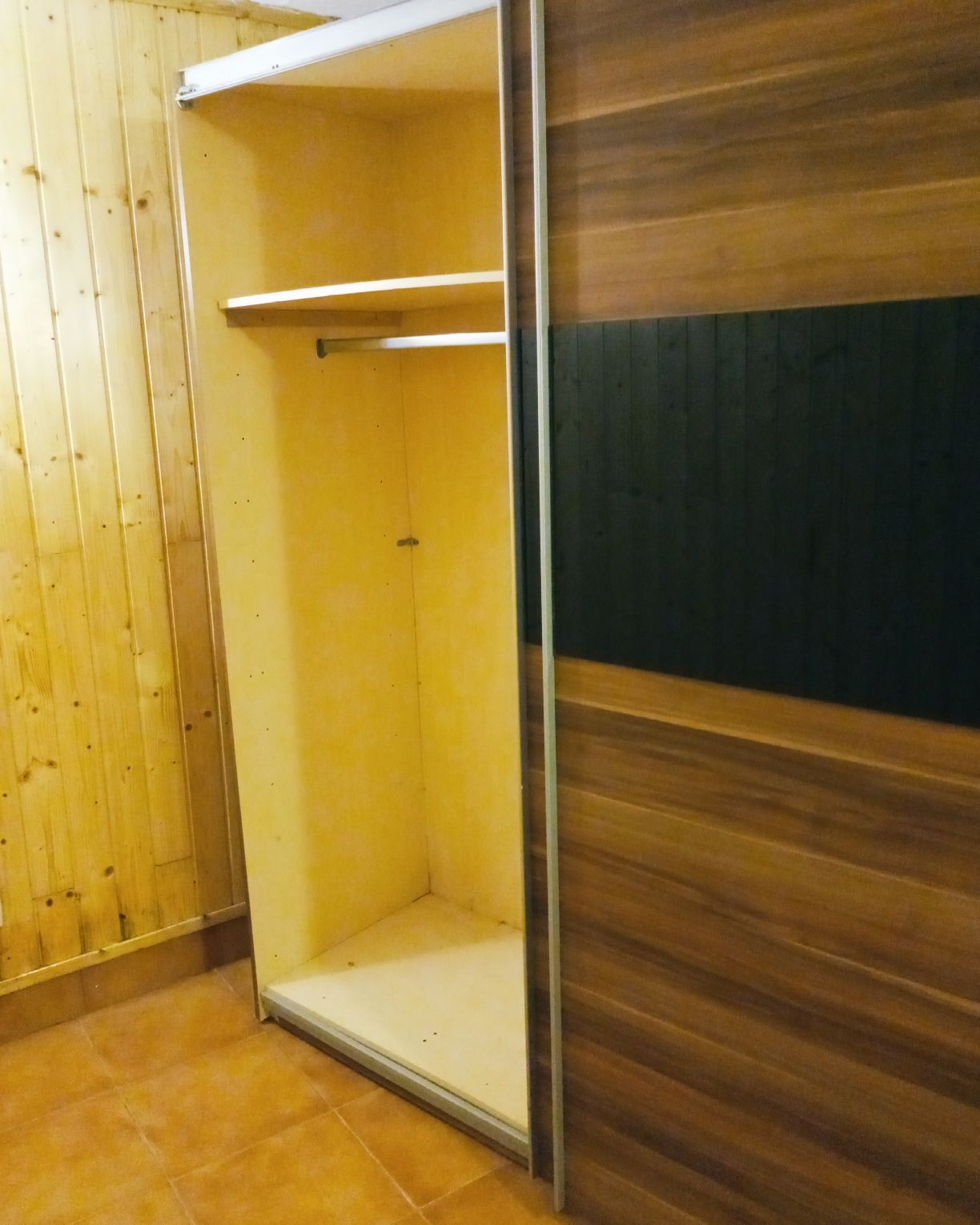 Roupeiro moderno com portas de correr