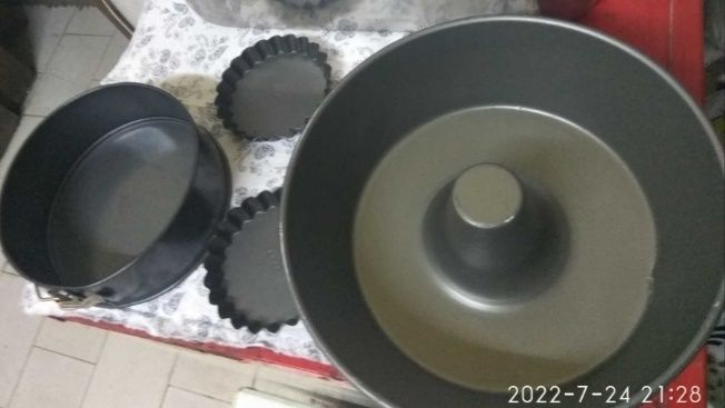 Conjunto de formas e utensílios de cozinha variados