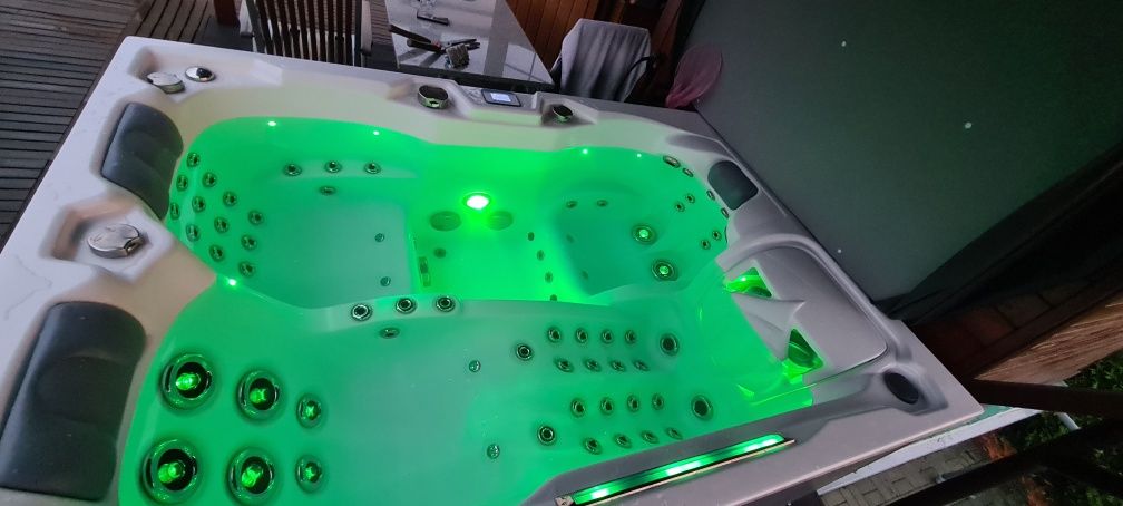 Jacuzzi ogrodowe infinitas  16000€ MB300 na zewnątrz