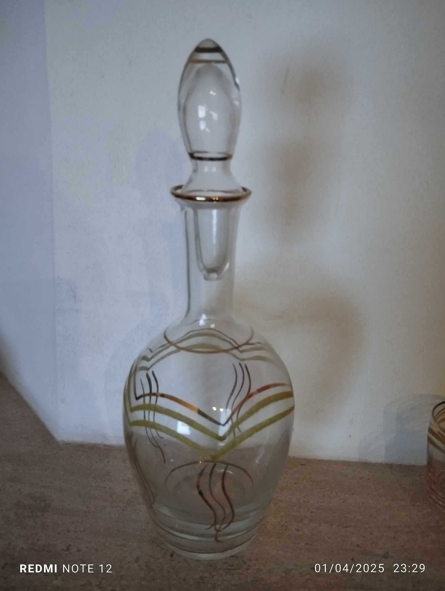 Garrafa de licor com copos - vintage