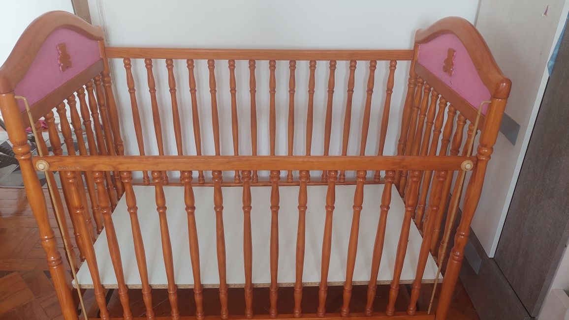 Cama em madeira com colchão para bebe