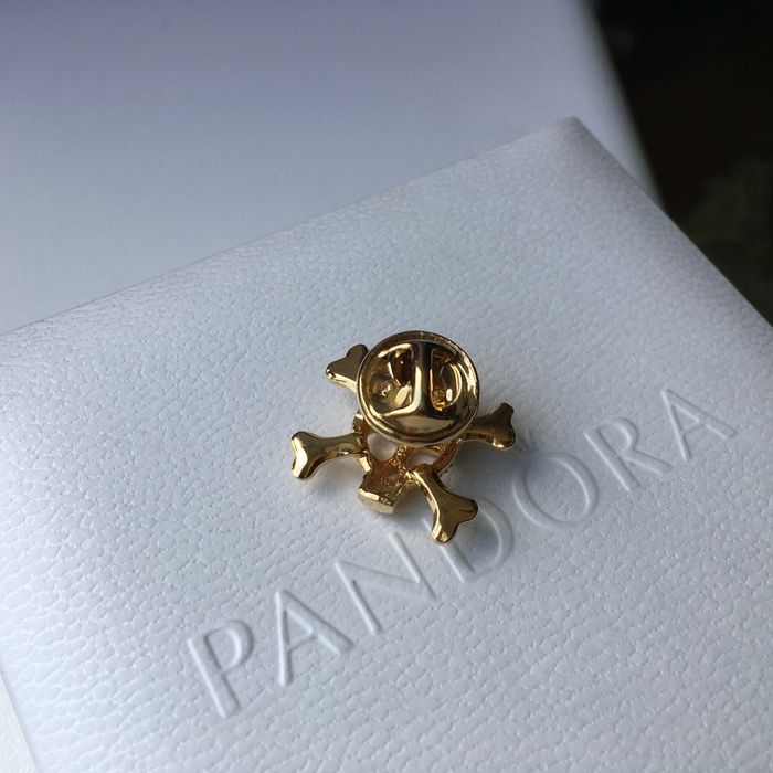 Броши с камнями Сваровски , разные