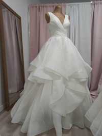 Свадебное платье очень красивое и стильное.е