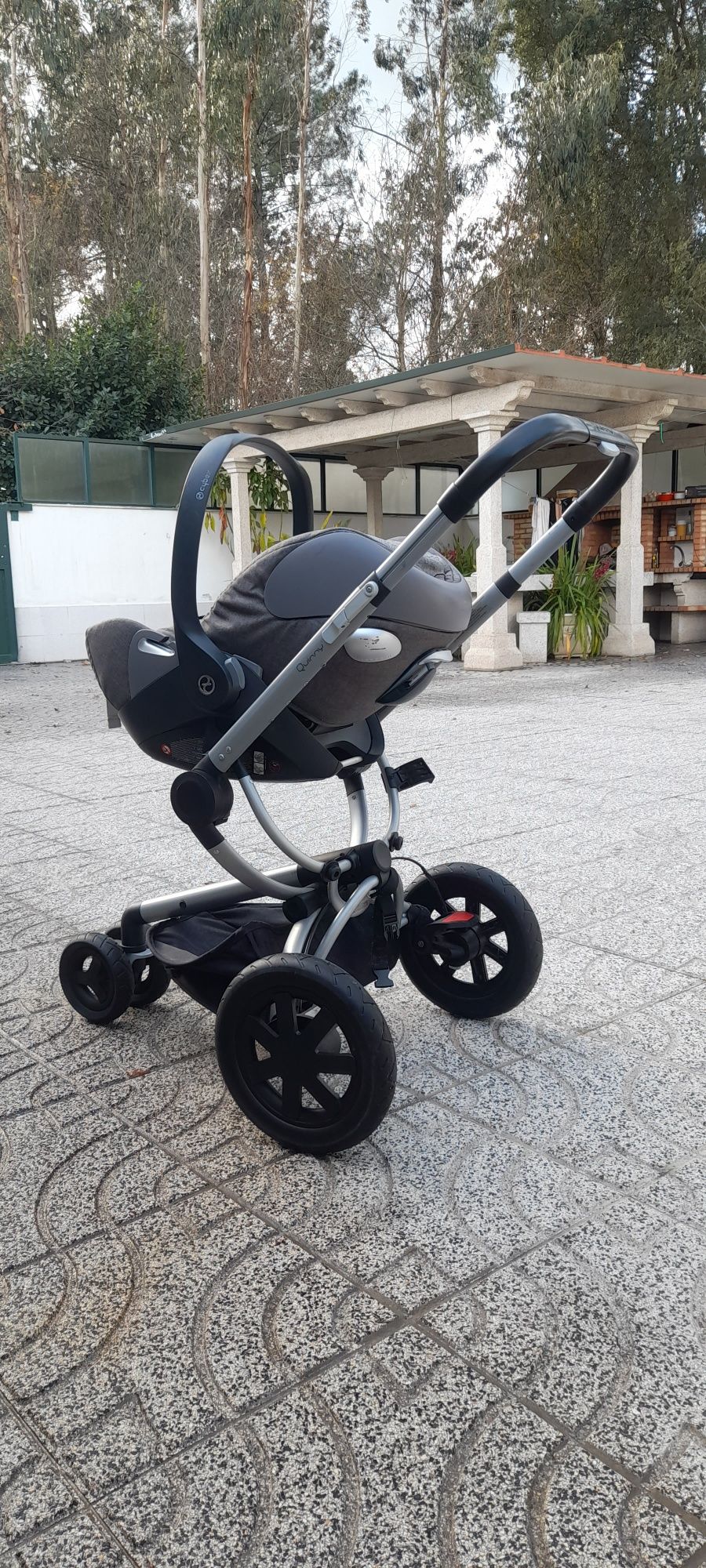 Carrinho e mobília para bebé