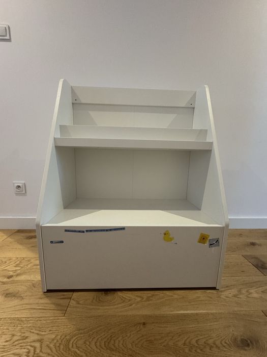Regał Ikea Bergig na ksiażki do pokoju dzieciecego.