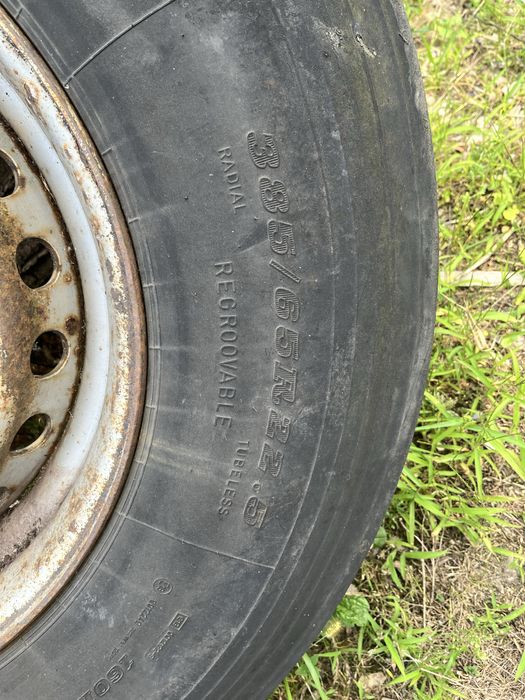 Opona od naczepy z felgą