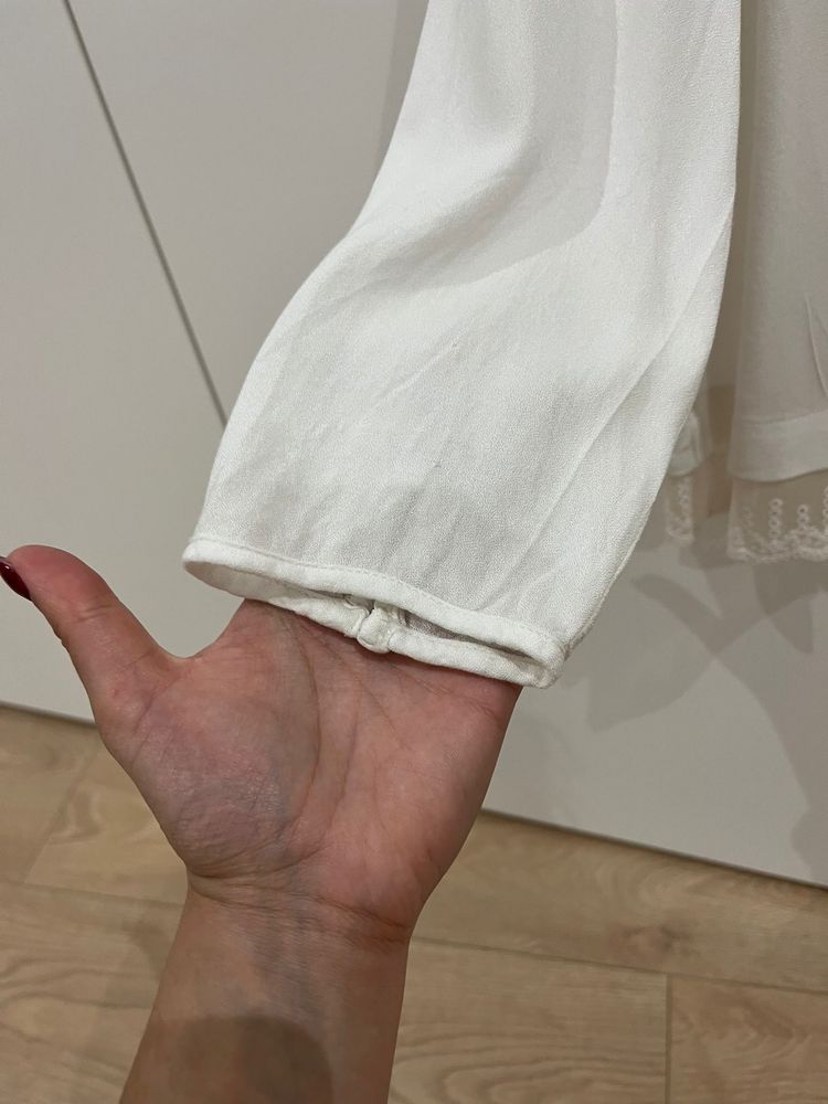 Camisola branca com manga 3/4 e renda fina em baixo tam S bershka