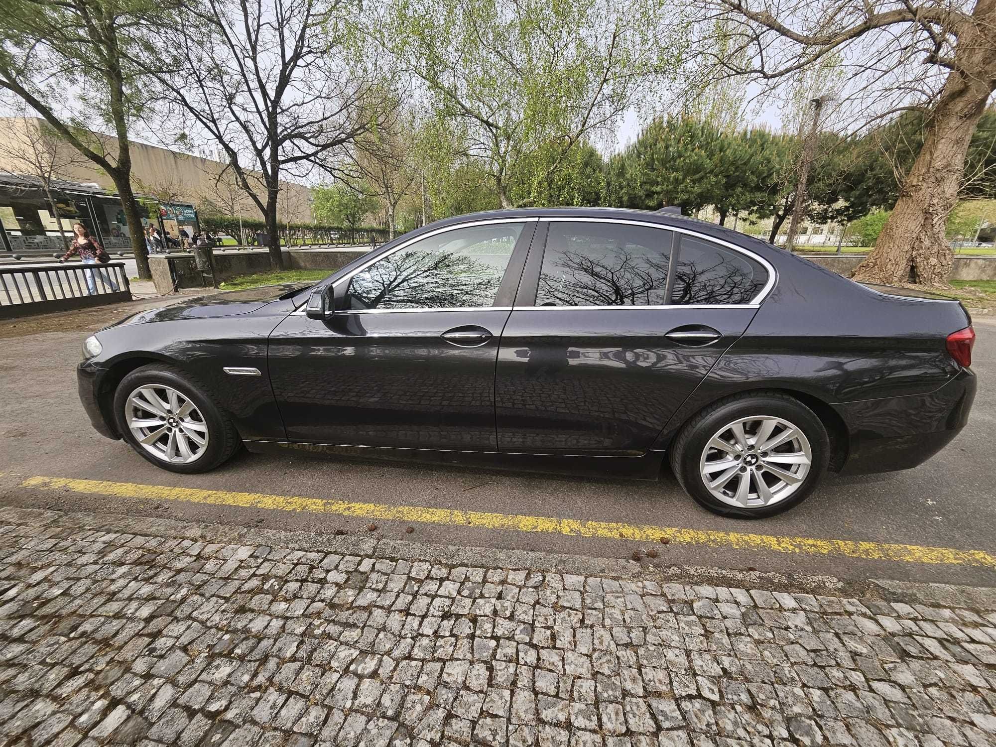 Vendo BMW cinza escuro 520