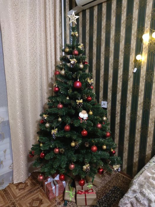 Штучна ялинка, висотою 1,8 метри