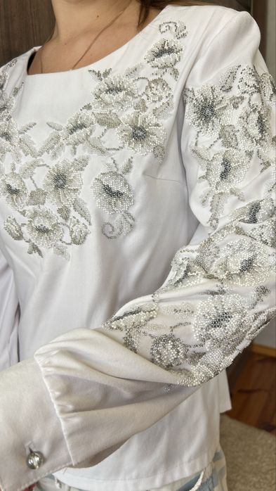 Вишита бісером блузка